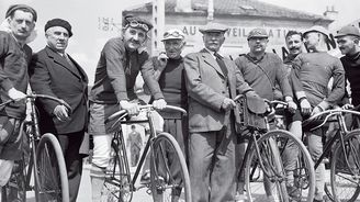 120 let Tour de France: Pašerák a kuřák prvním vítězem. A také jízda na oslu i vlakem nebo varovná střelba 