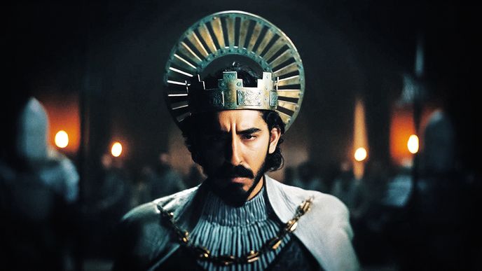 Dev Patel jako Sir Gawain, spíš floutek než rytíř