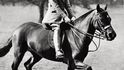 Královna Alžběta milovala celý život jízdu na koni, zde jako devítiletá v roce 1935