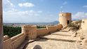 Pevnost Nachal na severu Ománu. V zemi je až tisíc pevností.