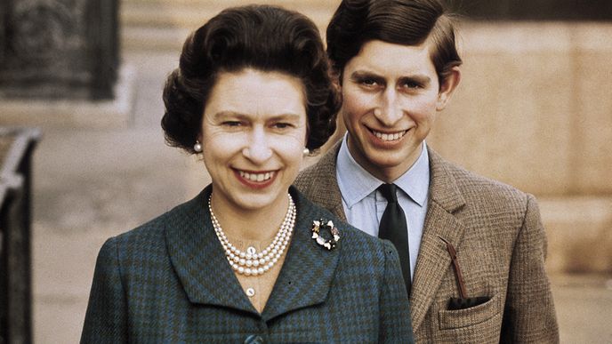 Zesnulá královna Alžběta II. a nový král Karel III. na archívním snímku na hradě Windsor v roce 1969