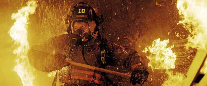 Dave Gudsen v podání Tarona Egertona si hraje s ohněm Dave Gudsen v podání Tarona Egertona si hraje s ohněm