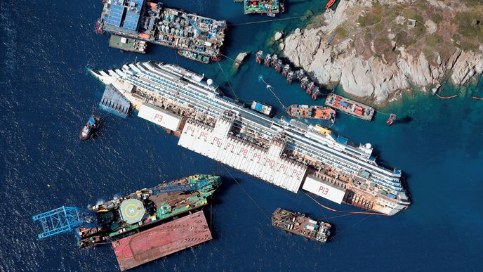 Vrak lodi Costa Concordia. Záchranáři se pokoušejí pomocí jeřábů a hydraulických zařízení napřímit trup lodi.