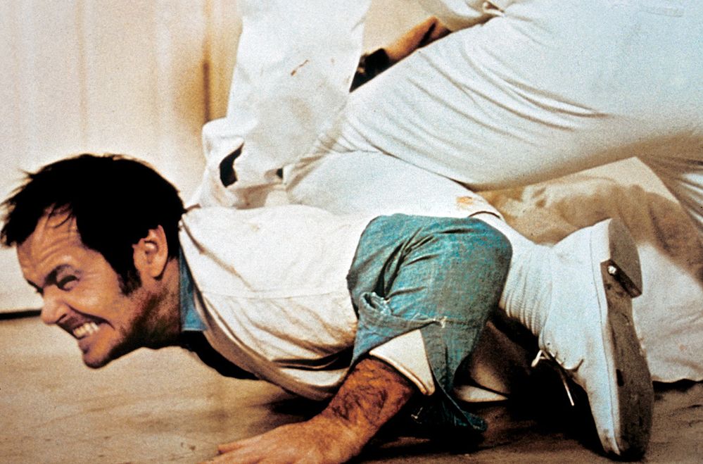 PŘELET NAD KUKAČČÍM HNÍZDEM (1975) – spolupráce Jacka Nicholsona a Miloše Formana. Pro oba znamenala Oscara.