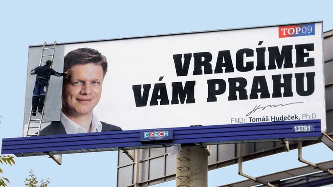 Svaz provozovatelů venkovní reklamy překryl minulý týden obří  billboardy s Tomášem Hudečkem. Důvod? Jsou přece sedmkrát větší,  než je maximální velikost, kterou pro billboardy – podle něj „hyzdící Prahu“ – současný primátor prosazuje, pošklebují se obchodníci s velkoplošnou reklamou.