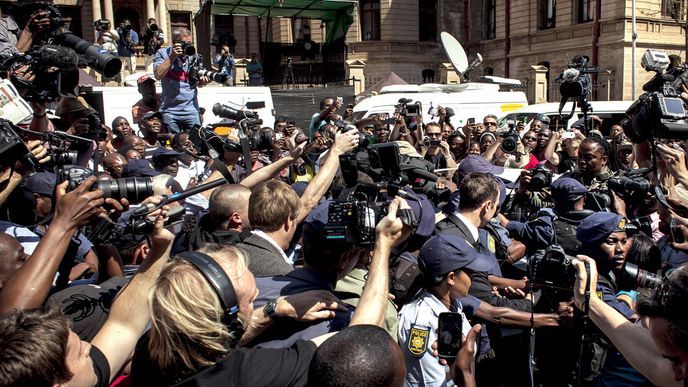 Mediální šílenství kolem Oscara Pistoriuse před budovou soudu v Pretorii, 12. září
