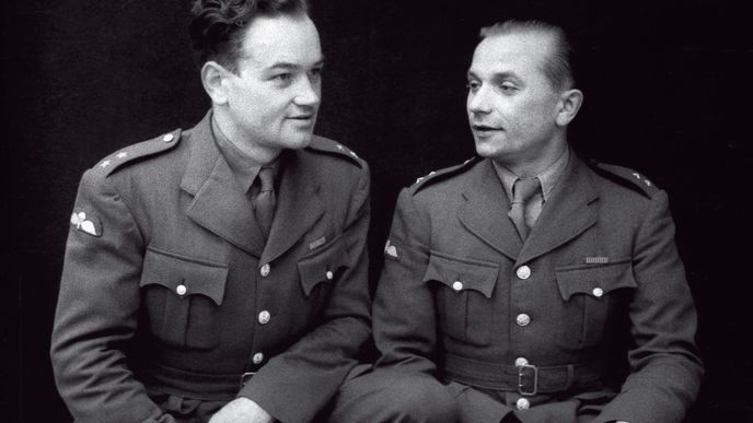 Jan Kubiš a Josef Gabčík v sídle Zvláštní skupiny D na Prochester Gate v Londýně
