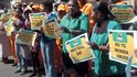 „Zabiješ-li ženu, zabíjíš národ.“ Aktivistky z ženské ligy ANC podporují rodinu Reevy Steenkampové.