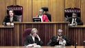 Černobílý soud – soudkyně Thokozile (v jazyce Zulu to znamená „šťastná“) Masipová sedí v červeném nahoře uprostřed