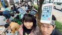 Září 2013 v Tokiu.  Fronta na nový iPhone se stává světovou tradicí
