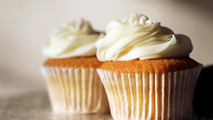 Cupcake občas dostává českou přezdívku dortík nebo košíček, ale ani jedno není přesné.  Budeme muset vzít zavděk přibližnými názvy, nebo se smíříme s těmi původními?