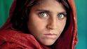 Pákistán, 1984. „Má nejslavnější fotka… a možná vůbec jedna z nejznámějších dokumentárních fotografií světa všech dob. Do dívčí školy v uprchlickém táboře Násir Bagh jen kousek od Péšávaru jsem přišel po ránu, a najednou tam uviděl tuhle holku v nádherném světle. Fyzicky jsem se s ní pak potkal  už jen jednou, v roce 2002. Moje sestra, jež jí koupila dům, se s ní vídá častěji. Jsme nicméně pořád v kontaktu – každý měsíc se spolu spojíme. Žije ,normální, šťastný‘ život, jak jen to u uprchlíků v cizí zemi jde.“