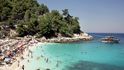 V srpnu je v Řecku u moře narváno. Kromě turistů si užívají dovolenou i Řekové. A nic na tom nemění ani  stále se prohlubující krize. 