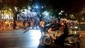 Čekání na Ciprase v Soluni (za chvíli vystoupí z oné černé limuzíny na snímku): policistů v ulicích bylo víc než těch, kteří se na „svého“ spasitele přišli podívat