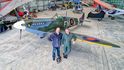 Paul Fowler (vlevo), klient Daniela Priestleyho, chtěl být pilotem už jako osmiletý. Až v padesáti letech ovšem sestrojil repliky strojů z bitvy o Británii, založil Spitfire Club a tato jeho britská lokální firmička se rozrůstá fascinujícím tempem.