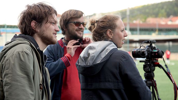 Tomáš Bojar (uprostřed)  a Rozálie Kohoutová  při natáčení filmu FC Roma