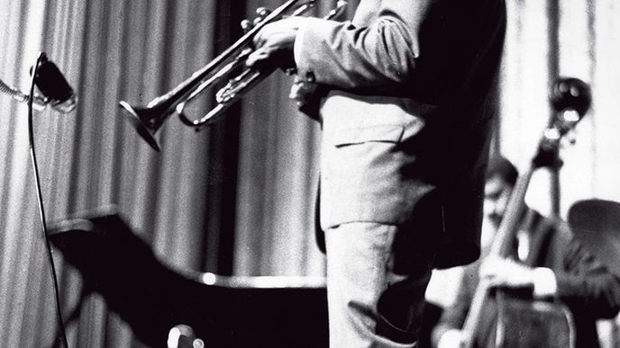 Výročí týdne 28. 9. 1991 MUŽ S TRUBKOU ODCHÁZÍ  Říci to s příslušným patosem, znělo by to asi takhle: od toho dne už svět jazzu nebyl stejný jako předtím. Miles Davis byl – jak stojí v Cookeově Kronice jazzu a jistě i v dalších kompendiích – zřejmě nejvlivnější osobností jazzových dějin. Několikrát posunul vývoj žánru, několikrát vykolíkoval cestu dál. Patos by ovšem zrovna v Milesově případě nebyl na místě: jak zainteresovaní vědí, byl mužem zemitým, a když promluvil, občas zrudl i dekl od kanálu (vynikající ukázky najdete v knize Nicka Kenta Těžkej nářez – a když už v tom budete, dejte si ji celou).