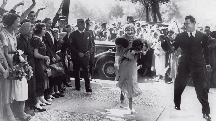 Anny Ondra zářila v hlavních rolích u Lamače, Kolowrata i Hitchcocka, než anglickou kariéru blonďaté komičky s těžkým slovanským akcentem zbrzdil zvukový film. Na kontinentě však nabrala druhý dech. První česká hvězda mezinárodního formátu s manželem, boxerským šampiónem Maxem Schmelingem, dlouho bruslila na tenkém ledě Hitlerovy a Goebbelsovy přízně. 