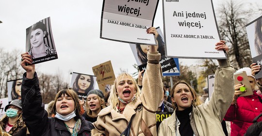 Jehlicí do břicha. Co znamená zákaz potratů v Polsku pro ty, jichž se přímo týká?