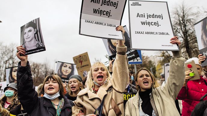 Demonstrace proti státní potratové politice, která už stála několik polských žen život, nic nezměnily