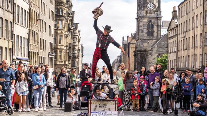 Pouliční performer na edinburské Královské míli