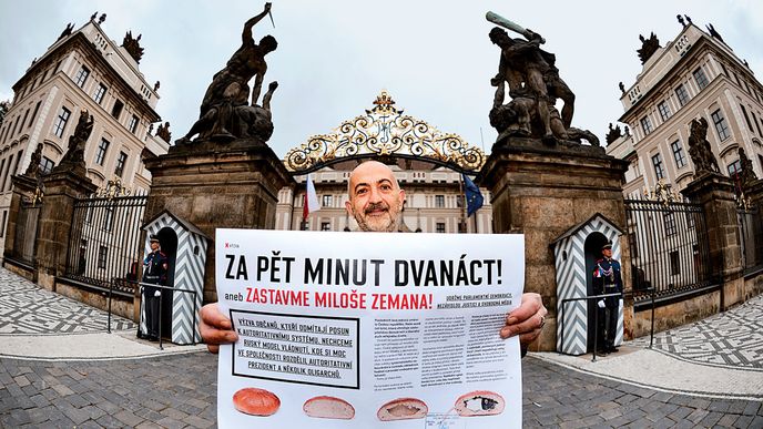 Pondělí 13.00, Praha, Pražský hrad: Jiří X. Doležal ukazuje orazítkovanou petici Reflexu. Tentokrát nejde o performanci, ale vážnou věc.