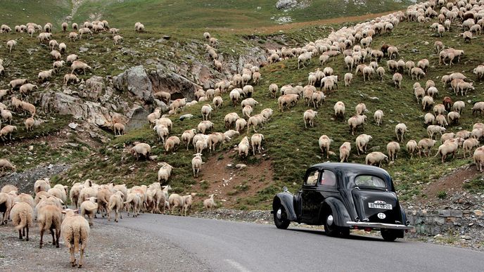 Trasu retrodobrodružství nevolíme náhodně, vydáváme se po stopách  dávných sportovních úspěchů mladoboleslavské značky. Kromě trati Rallye  Monte Carlo a Alpes Maritimes (foto) proto navštěvujeme i řadu dalších míst.