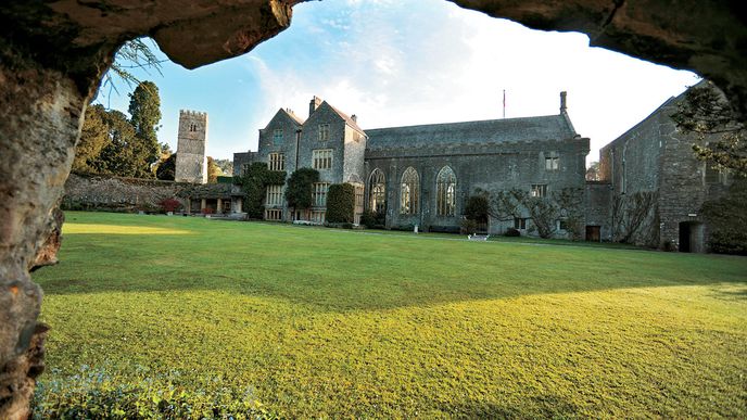 Dartington Hall Estate leží na západním okraji Totnes. Sídlí v něm Schumacher College, kam si jezdí rozšířit duchovní obzor hlavně stoupenci New Age.