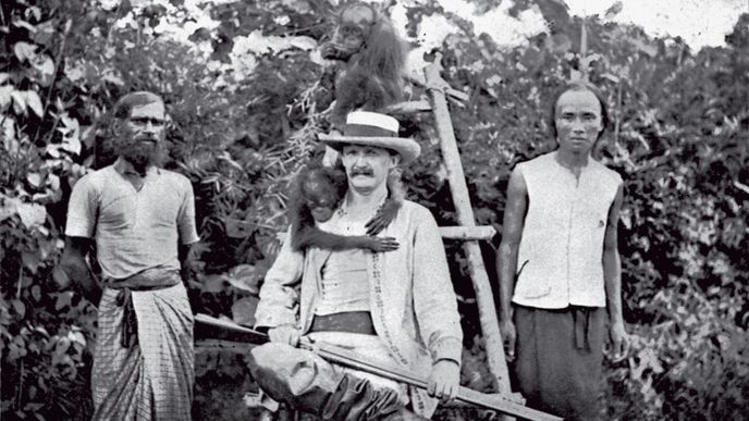 Český cestovatel Enrique Stanko Vráz (1860–1932; na snímku uprostřed) s domorodci a orangutany na Borneu 