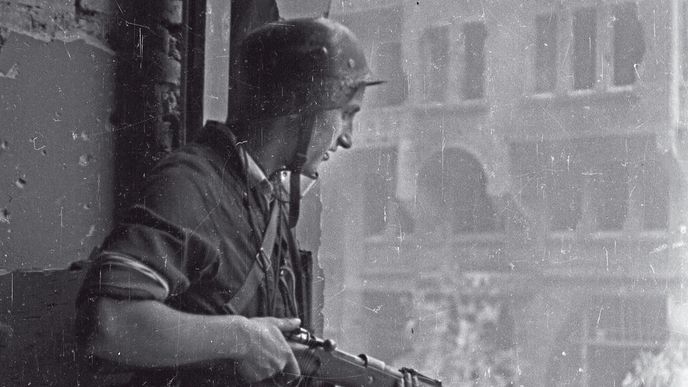 Neznámý povstalec na konci léta 1944 u vchodu do kostela svatého Kříže