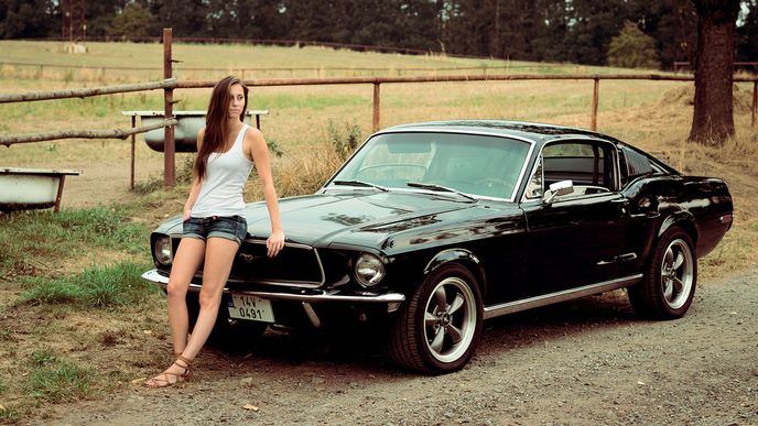 Ford Mustang si zahrál v jedné z nejlegendárnějších automobilových honiček ve filmu Bullittův případ.  Dnes je to však spíše ceněný a elegantní veterán  než vůz na ostrou jízdu.