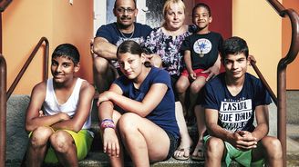SOS vesničky už půlstoletí dokazují, že dítě patří do rodiny. Proč jsou ještě v roce 2019 české děti v ústavech?