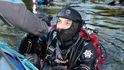 Matyáš Šanda se vynořuje po překonání českého rekordu v délce pobytu pod vodní hladinou