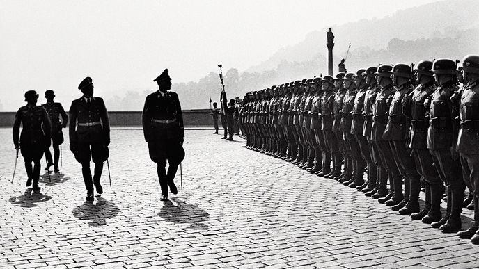 V doprovodu K. H. Franka přichází Reinhard Heydrich  28. září 1941 na Pražský hrad a ujímá se funkce zastupujícího říšského protektora. Týž den nechá popravit šest osob.