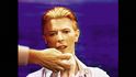 Film Moonage Daydream čerpá z celoživotního archívu Davida Bowieho a ukazuje ho nejen jako muzikanta, nýbrž coby umělce nadaného v mnoha oblastech
