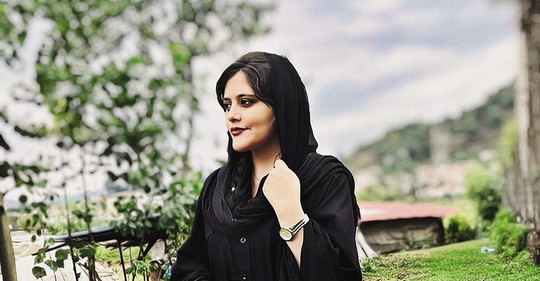 Mahsá Amíníová: Mladá žena zemřela v Íránu kvůli náboženským zákonům. Její smrt vyvolala pouliční bouře