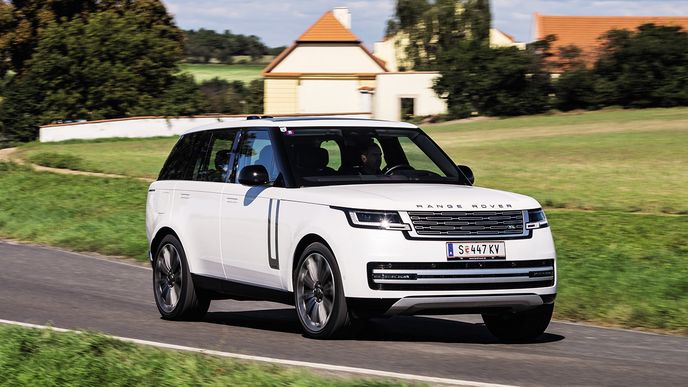 Na rozdíl od většiny konkurentů si range rover troufne i na drsný terén. Brodivost dosahuje 900 mm, světlá výška se mění v rozmezí 219 až 295 milimetrů.