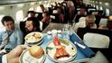 Humrová večeře na palubě concordu, když letadlo letí nad Atlantským oceánem