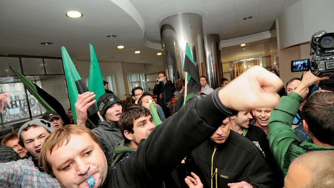 Před dvěma týdny vyšli horníci do ulic Ostravy a došli  až do sídla vedení OKD, kde musela zasáhnout policie.  Horníci však hodlají i nadále protestovat a brát se za svou věc.