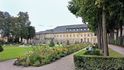 Neues Schloss – Nový zámek. Zahrada u něj je součástí největšího bayreuthského  parku Hofgarten. 
