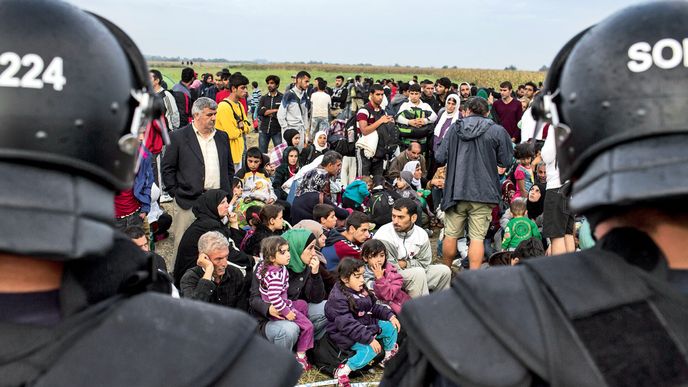 Syrští uprchlíci na maďarsko-srbské hranici počátkem září 2015