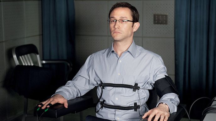 Joseph Gordon- -Levitt jako Snowden ve stejnojmenném filmu Olivera Stonea