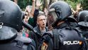 Výsledek nedělních střetů španělské policie s katalánskými voliči je dost drsný: osm set čtyřicet zraněných, z toho tři lidé vážně. Barcelona se proměnila v bojiště, a to kvůli hlasování, které bylo španělským Ústavním soudem prohlášeno dopředu za neplatné a moc by toho na reálném stavu a situaci nezměnilo. Výsledek nedělních střetů španělské policie s katalánskými voliči je dost drsný: osm set čtyřicet zraněných, z toho tři lidé vážně. Barcelona se proměnila v bojiště, a to kvůli hlasování, které bylo španělským Ústavním soudem prohlášeno dopředu za neplatné a moc by toho na reálném stavu a situaci nezměnilo.
