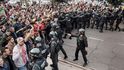 Výsledek nedělních střetů španělské policie s katalánskými voliči je dost drsný: osm set čtyřicet zraněných, z toho tři lidé vážně. Barcelona se proměnila v bojiště, a to kvůli hlasování, které bylo španělským Ústavním soudem prohlášeno dopředu za neplatné a moc by toho na reálném stavu a situaci nezměnilo. Výsledek nedělních střetů španělské policie s katalánskými voliči je dost drsný: osm set čtyřicet zraněných, z toho tři lidé vážně. Barcelona se proměnila v bojiště, a to kvůli hlasování, které bylo španělským Ústavním soudem prohlášeno dopředu za neplatné a moc by toho na reálném stavu a situaci nezměnilo.