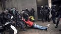 Výsledek nedělních střetů španělské policie s katalánskými voliči je dost drsný: osm set čtyřicet zraněných, z toho tři lidé vážně. Barcelona se proměnila v bojiště, a to kvůli hlasování, které bylo španělským Ústavním soudem prohlášeno dopředu za neplatné a moc by toho na reálném stavu a situaci nezměnilo. Výsledek nedělních střetů španělské policie s katalánskými voliči je dost drsný: osm set čtyřicet zraněných, z toho tři lidé vážně. Barcelona se proměnila v bojiště, a to kvůli hlasování, které bylo španělským Ústavním soudem prohlášeno dopředu za neplatné a moc by toho na reálném stavu a situaci nezměnilo.