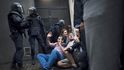 Výsledek nedělních střetů španělské policie s katalánskými voliči je dost drsný: osm set čtyřicet zraněných, z toho tři lidé vážně. Barcelona se proměnila v bojiště, a to kvůli hlasování, které bylo španělským Ústavním soudem prohlášeno dopředu za neplatné a moc by toho na reálném stavu a situaci nezměnilo. Výsledek nedělních střetů španělské policie s katalánskými voliči je dost drsný: osm set čtyřicet zraněných, z toho tři lidé vážně. Barcelona se proměnila v bojiště, a to kvůli hlasování, které bylo španělským Ústavním soudem prohlášeno dopředu za neplatné a moc by toho na reálném stavu a situaci nezměnilo.