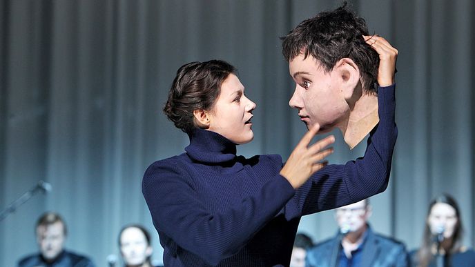 Po dvou letech jsme s kapelou Kafka Band opět v divadle v severoněmeckých Brémách. Do začátku našeho představení Amerika podle nedokončeného románu Franze Kafky zbývá pár minut. Je neděle a po páteční premiéře tu je první repríza. Po dvou letech jsme s kapelou Kafka Band opět v divadle v severoněmeckých Brémách. Do začátku našeho představení Amerika podle nedokončeného románu Franze Kafky zbývá pár minut. Je neděle a po páteční premiéře tu je první repríza.
