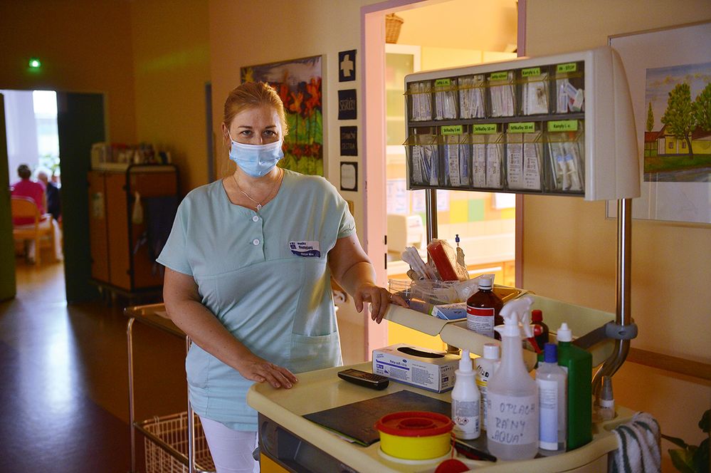 „V hospicu máme na pacienty čas, můžeme se jim věnovat. Jsem šťastná, protože vidím, že má moje práce smysl,“ říká vrchní sestra Lucie Mokrejšová.