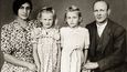 Cyril Musil s manželkou a dcerami. Komunisté Růženku v polovině padesátých let odsoudí na sedmnáct let,  nezletilé dcery pošlou na práci do statku.