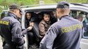 V Žítkové policisté na zelené hranici dopadli dva převaděče a sedm uprchlíků